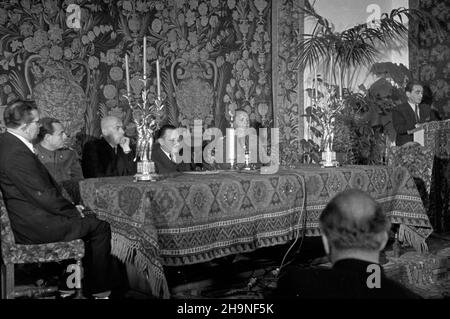 Warszawa, 1948-11-05. W Belwederze odby³o siê uroczyste posiedzenie inauguracyjne Ogólnopolskiego Komitetu Wykonawczego uczczenia 150-lecia urodzin Adama Mickiewicza. Posiedzeniu przewodniczy³ Prezydent RP Boles³aw Bierut. Na spotkaniu obecni byli cz³onkowie rz¹du, liczni reprezentanci œwiata nauki, literatury i sztuki oraz przodownicy pracy. NZ. za sto³em od lewej: minister kultury i sztuki Stefan Dybowski, Vizeminister obrony narodowej Marian Spychalski, Premierminister Józef Cyrankiewicz, Boles³aw Bierut, Minister obrony narodowej Micha³ Rola-¯ymierski. Przemawia poeta Mieczys³aw Jastrun. uu PAP Stockfoto