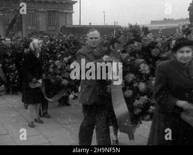 Warszawa, 1948-11-06. Obchody XXXI rocznicy wybuchu Rewolucji PaŸdziernikowej. NZ. sk³adanie wieñców pod Pomnikiem Braterstwa Broni przy ul. Targowej. bk PAP Warschau, 6. November 1948. Feierlichkeiten zum 31st. Jahrestag des Ausbruchs der Oktoberrevolution. Im Bild: Kranzniederlegung am Denkmal der Bruderschaft der Waffen in der Targowa Straße. bk PAP Stockfoto