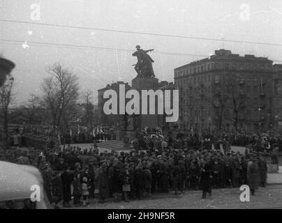 Warszawa, 1948-11-06. Obchody XXXI rocznicy wybuchu Rewolucji PaŸdziernikowej. NZ. sk³adanie wieñców pod Pomnikiem Braterstwa Broni przy ul. Targowej. bk PAP Warschau, 6. November 1948. Feierlichkeiten zum 31st. Jahrestag des Ausbruchs der Oktoberrevolution. Im Bild: Kranzniederlegung am Denkmal der Bruderschaft der Waffen in der Targowa Straße. bk PAP Stockfoto