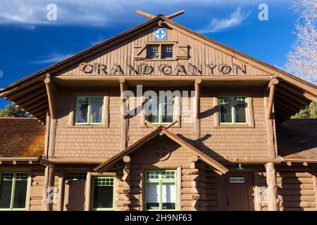 Historische Bahnhofsfassade am Südrand des Grand Canyon National Park in Arizona, als historisches Wahrzeichen bezeichnet Stockfoto