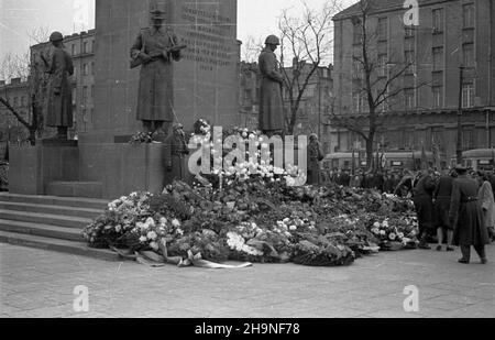 Warszawa, 1948-11-06. Obchody XXXI rocznicy rewolucji paŸdziernikowej. Uroczystoœæ z³o¿enia wieñców przez w³adze polskie i organizacje spo³eczne pod Pomnikiem Braterstwa Broni U zbiegu ulic Zygmuntowskiej i Targowej na Pradze. NZ. wieñce sk³adaj¹ przedstawiciele organizacji spo³ecznych i kombatanci. uu PAP Warschau, 6. November 1948. Zeremonien zum 31st. Jahrestag der Oktoberrevolution. Kranzniederlegung durch die polnischen Behörden und soziale Orgaizationen am Denkmal der Bruderschaft der Waffen an der Kreuzung der Straßen Zygmuntowska und Targowa im Bezirk Praga. Abgebildet: Stockfoto