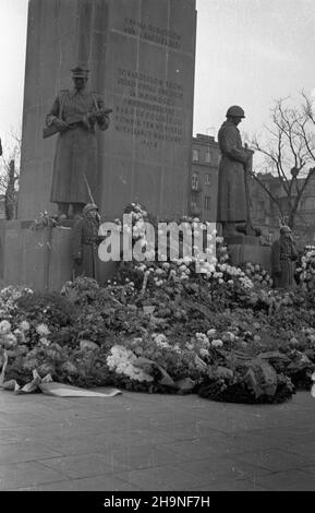 Warszawa, 1948-11-06. Obchody XXXI rocznicy rewolucji paŸdziernikowej. Uroczystoœæ z³o¿enia wieñców przez w³adze polskie i organizacje spo³eczne pod Pomnikiem Braterstwa Broni U zbiegu ulic Zygmuntowskiej i Targowej na Pradze. uu PAP Warschau, 6. November 1948. Zeremonien zum 31st. Jahrestag der Oktoberrevolution. Kranzniederlegung durch die polnischen Behörden und soziale Orgaizationen am Denkmal der Bruderschaft der Waffen an der Kreuzung der Straßen Zygmuntowska und Targowa im Bezirk Praga. uu PAP Stockfoto