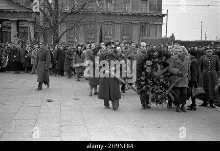 Warszawa, 1948-11-06. Obchody XXXI rocznicy rewolucji paŸdziernikowej. Uroczystoœæ z³o¿enia wieñców przez w³adze polskie i organizacje spo³eczne pod Pomnikiem Braterstwa Broni U zbiegu ulic Zygmuntowskiej i Targowej na Pradze. NZ. wieñce sk³adaj¹ przedstawiciele organizacji spo³ecznych i kombatanci. uu PAP Warschau, 6. November 1948. Zeremonien zum 31st. Jahrestag der Oktoberrevolution. Kranzniederlegung durch die polnischen Behörden und soziale Orgaizationen am Denkmal der Bruderschaft der Waffen an der Kreuzung der Straßen Zygmuntowska und Targowa im Bezirk Praga. Abgebildet: Stockfoto