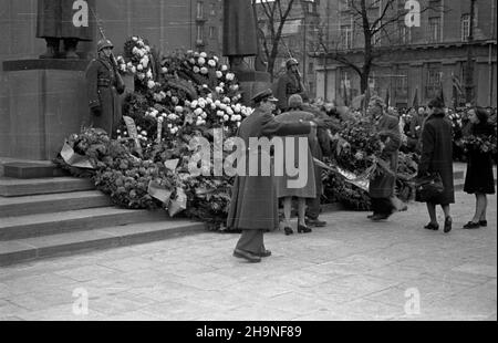 Warszawa, 1948-11-06. Obchody XXXI rocznicy rewolucji paŸdziernikowej. Uroczystoœæ z³o¿enia wieñców przez w³adze polskie i organizacje spo³eczne pod Pomnikiem Braterstwa Broni U zbiegu ulic Zygmuntowskiej i Targowej na Pradze. NZ. wieñce sk³adaj¹ przedstawiciele organizacji spo³ecznych i kombatanci. uu PAP Warschau, 6. November 1948. Zeremonien zum 31st. Jahrestag der Oktoberrevolution. Kranzniederlegung durch die polnischen Behörden und soziale Orgaizationen am Denkmal der Bruderschaft der Waffen an der Kreuzung der Straßen Zygmuntowska und Targowa im Bezirk Praga. Abgebildet: Stockfoto