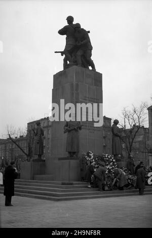 Warszawa, 1948-11-06. Obchody XXXI rocznicy rewolucji paŸdziernikowej. Uroczystoœæ z³o¿enia wieñców przez w³adze polskie i organizacje spo³eczne pod Pomnikiem Braterstwa Broni U zbiegu ulic Zygmuntowskiej i Targowej na Pradze. NZ. wieñce sk³adaj¹ przedstawiciele organizacji spo³ecznych i kombatanci. uu PAP Warschau, 6. November 1948. Zeremonien zum 31st. Jahrestag der Oktoberrevolution. Kranzniederlegung durch die polnischen Behörden und soziale Orgaizationen am Denkmal der Bruderschaft der Waffen an der Kreuzung der Straßen Zygmuntowska und Targowa im Bezirk Praga. Abgebildet: Stockfoto