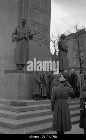 Warszawa, 1948-11-06. Obchody XXXI rocznicy rewolucji paŸdziernikowej. Uroczystoœæ z³o¿enia wieñców przez w³adze polskie i organizacje spo³eczne pod Pomnikiem Braterstwa Broni U zbiegu ulic Zygmuntowskiej i Targowej na Pradze. uu PAP Warschau, 6. November 1948. Zeremonien zum 31st. Jahrestag der Oktoberrevolution. Kranzniederlegung durch die polnischen Behörden und soziale Orgaizationen am Denkmal der Bruderschaft der Waffen an der Kreuzung der Straßen Zygmuntowska und Targowa im Bezirk Praga. uu PAP Stockfoto