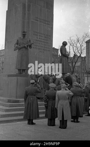 Warszawa, 1948-11-06. Obchody XXXI rocznicy rewolucji paŸdziernikowej. Uroczystoœæ z³o¿enia wieñców przez w³adze polskie i organizacje spo³eczne pod Pomnikiem Braterstwa Broni U zbiegu ulic Zygmuntowskiej i Targowej na Pradze. uu PAP Warschau, 6. November 1948. Zeremonien zum 31st. Jahrestag der Oktoberrevolution. Kranzniederlegung durch die polnischen Behörden und soziale Orgaizationen am Denkmal der Bruderschaft der Waffen an der Kreuzung der Straßen Zygmuntowska und Targowa im Bezirk Praga. uu PAP Stockfoto