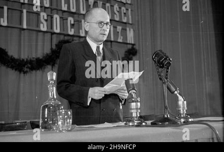 Warszawa, 1948-11-06. Obchody XXXI rocznicy rewolucji paŸdziernikowej. Uroczysta akademia w Teatrze Polskim. NZ. Przemawia Minister sprawiedliwoœci Henryk Œwi¹tkowski pe³ni¹cy funkcjê przewodnicz¹cego Towarzystwa PrzyjaŸni Polsko-Radzieckiej. uu PAP Warschau, 6. November 1948. Zeremonien zum 31st. Jahrestag der Oktoberrevolution. Zeremonie im Polski Theater. Im Bild: Justizminister und Leiter der Polnisch-Sowjetischen Freundschaftsgesellschaft Henryk Swiatkowski beim Sprechen. uu PAP Stockfoto