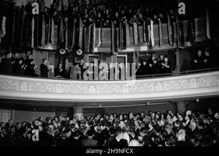 Warszawa, 1948-11-06. Obchody XXXI rocznicy rewolucji paŸdziernikowej. Uroczysta akademia w Teatrze Polskim. NZ. Oklaski dla ambasadora Zwi¹zku Radzieckiego w Polsce Wiktora Lebiediewa (w lo¿y honorowej C w okularach). uu PAP Warschau, 6. November 1948. Zeremonien zum 31st. Jahrestag der Oktoberrevolution. Zeremonie im Polski Theater. Im Bild: beifall für den Botschafter der Sowjetunion in Polen, Viktor Lebedew (in der Mitte der VIP-Box, in der Brille) Stockfoto