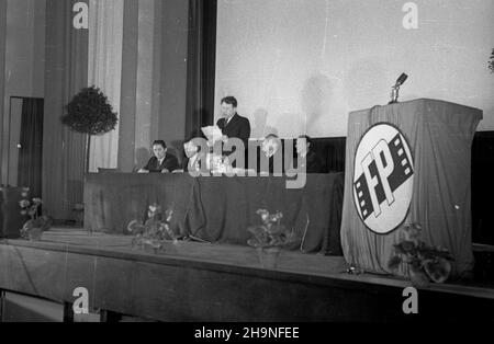 Warszawa, 1948-11-07. W Linie Palladium odby³a siê uroczystoœæ przekazania pierwszego w¹skotaœmowego (16 mm) aparatu projeccyjnego wyprodukowanego przez Fabrykê Aparatów Filmowych w £odzi. NZ. od lewej: konstruktor aparatu projeccyjnego Jerzy Brzozowski (odznaczony Srebrnim Krzy¿em Zas³ugi), in¿ynier Kazimierz Biedrzycki, Minister kultury i sztuki Stefan Dybowski (przemawia), dyrektor naczelny Przedsiêbiorstwa Pañstwowego Film Polski Stanis³aw Albrecht. uu PAP Warschau, 7. November 1948. Das Palladium-Kino war Gastgeber der Zeremonie zur Übertragung des 1st 16-mm-Projektors des Film Eq Stockfoto