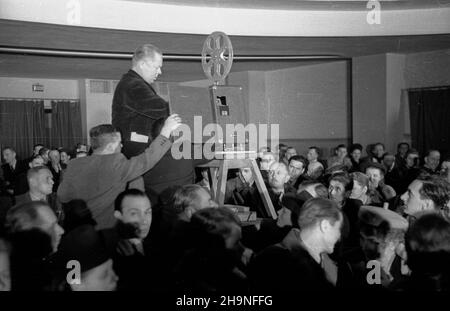 Warszawa, 1948-11-07. W Linie Palladium odby³a siê uroczystoœæ przekazania pierwszego w¹skotaœmowego (16 mm) aparatu projeccyjnego wyprodukowanego przez Fabrykê Aparatów Filmowych w £odzi. uu PAP Warschau, 7. November 1948. Das Palladium-Kino veranstaltete die Zeremonie zur Übertragung des 1st 16-mm-Projektors, der vom Filmausrüstungswerk in Lodz hergestellt wurde. uu PAP Stockfoto