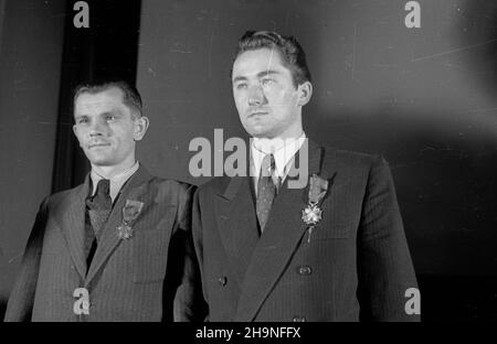 Warszawa, 1948-11-07. W Linie Palladium odby³a siê uroczystoœæ przekazania pierwszego w¹skotaœmowego (16 mm) aparatu projeccyjnego wyprodukowanego przez Fabrykê Aparatów Filmowych w £odzi. NZ. konstruktor aparatu projeccyjnego Jerzy Brzozowski (P) odznaczony Srebrnym Krzy¿em Zas³ugi i œlusarz Kazimierz R¹czka (L) odznaczony Br¹zowym Krzy¿em Zas³ugi. uu PAP Warschau, 7. November 1948. Das Palladium-Kino war Gastgeber der Zeremonie zur Übertragung des 1st 16-mm-Projektors des Filmausrüstungswerks in Lodz. Im Bild: Projektordesigner Jerzy Brzozowski (rechts), verziert mit dem Silver Cr Stockfoto