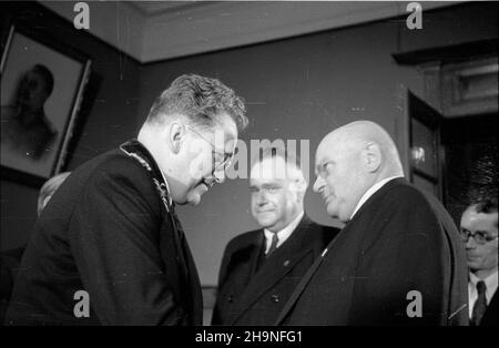 Warszawa, 1948-11-07. Z okazji XXXI rocznicy Wielkiej Rewolucji PaŸdziernikowej ambasador ZSRR Wiktor Lebiediew oraz jego ma³¿onka wydali w godzinach wieczornych przyjêcie w salonach ambasady. Wœród zaproszonych goœci byli przedstawiciele naczelnych w³adz pañstwowych oraz cz³onkowie korpusu dyplomatycznego akredytowanego w Warszawie. Nz. Wiktor Lebiediew (L) wita prezesa Rady Naczelnej Stronnictwa Demokrazycznego prof. Mieczys³awa Micha³owicza (2P). uu PAP Warschau, 7. November 1948. Der Botschafter der Sowjetunion Viktor Lebedew und seine Frau hielten anlässlich des 31st. Jubiläums einen Empfang in der Botschaft ab Stockfoto