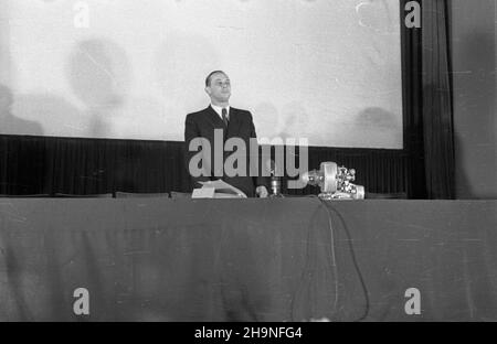 Warszawa, 1948-11-07. W Linie Palladium odby³a siê uroczystoœæ przekazania pierwszego w¹skotaœmowego (16 mm) aparatu projeccyjnego, wyprodukowanego przez Fabrykê Aparatów Filmowych w £odzi. NZ. dyrektor naczelny Przedsiêbiorstwa Pañstwowego Film Polski Stanis³aw Albrecht. uu PAP Warschau, 7. November 1948. Das Palladium-Kino war Gastgeber der Zeremonie zur Übertragung des 1st 16-mm-Projektors des Filmausrüstungswerks in Lodz. Im Bild: Film Polski State Enterprise Director Stanislaw Albrecht. uu PAP Stockfoto