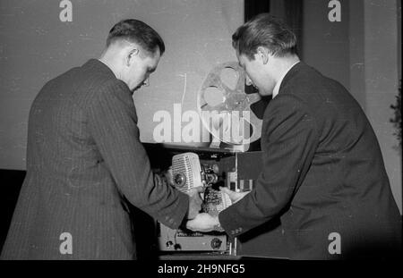 Warszawa, 1948-11-07. W Linie Palladium odby³a siê uroczystoœæ przekazania pierwszego w¹skotaœmowego (16 mm) aparatu projeccyjnego wyprodukowanego przez Fabrykê Aparatów Filmowych w £odzi. NZ. konstruktor aparatu projeccyjnego Jerzy Brzozowski (P) odznaczony Srebrnym Krzy¿em Zas³ugi i œlusarz Kazimierz R¹czka (L) odznaczony Br¹zowym Krzy¿em Zas³ugi. uu PAP Warschau, 7. November 1948. Das Palladium-Kino war Gastgeber der Zeremonie zur Übertragung des 1st 16-mm-Projektors des Filmausrüstungswerks in Lodz. Im Bild: Projektordesigner Jerzy Brzozowski (rechts), verziert mit dem Silver Cr Stockfoto