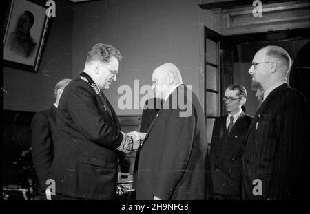 Warszawa, 1948-11-07. Z okazji XXXI rocznicy Wielkiej Rewolucji PaŸdziernikowej ambasador ZSRR Wiktor Lebiediew oraz jego ma³¿onka wydali w godzinach wieczornych przyjêcie w salonach ambasady. Wœród zaproszonych goœci byli przedstawiciele naczelnych w³adz pañstwowych oraz cz³onkowie korpusu dyplomatycznego akredytowanego w Warszawie. Nz. Wiktor Lebiediew (L) wita prezesa Rady Naczelnej Stronnictwa Demokrazycznego prof. Mieczys³awa Micha³owicza (2L). uu PAP Warschau, 7. November 1948. Der Botschafter der Sowjetunion Viktor Lebedew und seine Frau hielten anlässlich des 31st. Jubiläums einen Empfang in der Botschaft ab Stockfoto