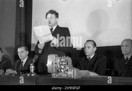 Warszawa, 1948-11-07. W Linie Palladium odby³a siê uroczystoœæ przekazania pierwszego w¹skotaœmowego (16 mm) aparatu projeccyjnego wyprodukowanego przez Fabrykê Aparatów Filmowych w £odzi. NZ. od lewej: In¿ynier Kazimierz Biedrzycki, Minister kultury i sztuki Stefan Dybowski (przemawia), dyrektor naczelny Przedsiêbiorstwa Pañstwowego Film Polski Stanis³aw Albrecht. uu PAP Warschau, 7. November 1948. Das Palladium-Kino war Gastgeber der Zeremonie zur Übertragung des 1st 16-mm-Projektors des Filmausrüstungswerks in Lodz. Bild von links: Ingenieur Kazimierz Biedrzycki, Kultur und Kunst Stockfoto