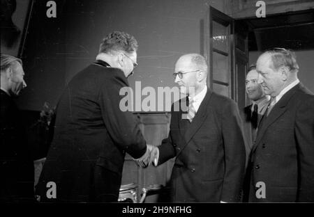 Warszawa, 1948-11-07. Z okazji XXXI rocznicy Wielkiej Rewolucji PaŸdziernikowej ambasador ZSRR Wiktor Lebiediew oraz jego ma³¿onka wydali w godzinach wieczornych przyjêcie w salonach ambasady. Wœród zaproszonych goœci byli przedstawiciele naczelnych w³adz pañstwowych oraz cz³onkowie korpusu dyplomatycznego akredytowanego w Warszawie. Nz. Wiktor Lebiediew (2L), Minister sprawiedliwoœci Henryk Œwi¹tkowski (3L), sekretarz CKW PPS (Centralny Komitet Wykonawczy Polskiej Partii Socjalistycznej) Tadeusz Æwik (P). uu PAP Warschau, 7. November 1948. Der Botschafter der Sowjetunion Viktor Lebedew und seine Frau Stockfoto