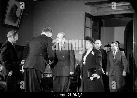 Warszawa, 1948-11-07. Z okazji XXXI rocznicy Wielkiej Rewolucji PaŸdziernikowej ambasador ZSRR Wiktor Lebiediew oraz jego ma³¿onka wydali w godzinach wieczornych przyjêcie w salonach ambasady. Wœród zaproszonych goœci byli przedstawiciele naczelnych w³adz pañstwowych oraz cz³onkowie korpusu dyplomatycznego akredytowanego w Warszawie. Nz. Wiktor Lebiediew (2L) wita komendanta g³ównego Milicji Obywatelskiej Franciszka JóŸwiaka. Z prawej sekretarz Komitetu Warszawskiego PPR Jerzy Albrecht. uu PAP Warschau, 7. November 1948. Der sowjetische Botschafter Viktor Lebedew und seine Frau hielten einen Empfang bei Stockfoto