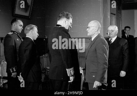 Warszawa, 1948-11-07. Z okazji XXXI rocznicy Wielkiej Rewolucji PaŸdziernikowej ambasador ZSRR Wiktor Lebiediew oraz jego ma³¿onka wydali w godzinach wieczornych przyjêcie w salonach ambasady. Wœród zaproszonych goœci byli przedstawiciele naczelnych w³adz pañstwowych oraz cz³onkowie korpusu dyplomatycznego akredytowanego w Warszawie. Nz. Wiktor Lebiediew (3L), prezes SL Wincenty Baranowski (4L), prezes Centralnego Komitetu Wykonawczego PSL Józef Nieæko (5L). uu PAP Warschau, 7. November 1948. Der Botschafter der Sowjetunion Viktor Lebedew und seine Frau hielten anlässlich des 31st einen Empfang in der Botschaft ab Stockfoto