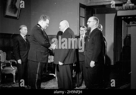 Warszawa, 1948-11-07. Z okazji XXXI rocznicy Wielkiej Rewolucji PaŸdziernikowej ambasador ZSRR Wiktor Lebiediew oraz jego ma³¿onka wydali w godzinach wieczornych przyjêcie w salonach ambasady. Wœród zaproszonych goœci byli przedstawiciele naczelnych w³adz pañstwowych oraz cz³onkowie korpusu dyplomatycznego akredytowanego w Warszawie. Nz. Wiktor Lebiediew (2L) wita prezesa Rady Naczelnej Stronnictwa Demokrazycznego prof. Mieczys³awa Micha³owicza (3L). uu PAP Warschau, 7. November 1948. Der sowjetische Botschafter Viktor Lebedew und seine Frau hielten anlässlich des 31st-jährigen Bekenntlens einen Empfang in der Botschaft ab Stockfoto