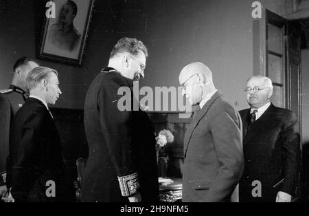 Warszawa, 1948-11-07. Z okazji XXXI rocznicy Wielkiej Rewolucji PaŸdziernikowej ambasador ZSRR Wiktor Lebiediew oraz jego ma³¿onka wydali w godzinach wieczornych przyjêcie w salonach ambasady. Wœród zaproszonych goœci byli przedstawiciele naczelnych w³adz pañstwowych oraz cz³onkowie korpusu dyplomatycznego akredytowanego w Warszawie. Nz. Wiktor Lebiediew (3L), prezes SL Wincenty Baranowski (2P), prezes Centralnego Komitetu Wykonawczego PSL Józef Nieæko (P). uu PAP Warschau, 7. November 1948. Der Botschafter der Sowjetunion Viktor Lebedew und seine Frau hielten anlässlich des 31st einen Empfang in der Botschaft ab Stockfoto