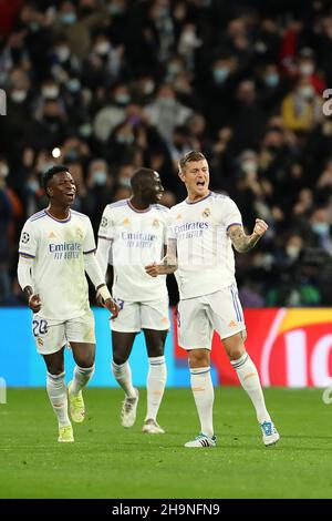 Madrid, Spanien. 7th Dez 2021. Toni Kroos (R) von Real Madrid feiert sein Tor während des UEFA Champions League-Fußballspiels der Gruppe D zwischen Real Madrid und Inter Mailand am 7. Dezember 2021 im Santiago Bernabeu-Stadion in Madrid, Spanien. Quelle: Meng Dingbo/Xinhua/Alamy Live News Stockfoto