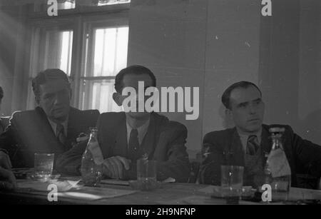 Warszawa, 1948-11-08. I Ogólnopolski Kongres Satyryków w sali YMCA (Christian Young Men's Association) przy ul. Krakowskie Przedmieœcie. uu PAP Warschau, 8. November 1948. Der Nationale Kongress der Satiriker 1st in der Halle der Christlichen Vereinigung junger Männer in der Krakowskie Przedmiescie Straße. uu PAP Stockfoto