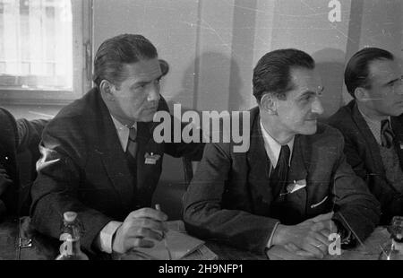 Warszawa, 1948-11-08. I Ogólnopolski Kongres Satyryków w sali YMCA (Christian Young Men's Association) przy ul. Krakowskie Przedmieœcie. uu PAP Warschau, 8. November 1948. Der Nationale Kongress der Satiriker 1st in der Halle der Christlichen Vereinigung junger Männer in der Krakowskie Przedmiescie Straße. uu PAP Stockfoto