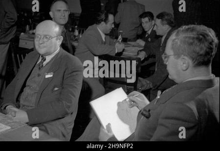 Warszawa, 1948-11-08. I Ogólnopolski Kongres Satyryków w sali YMCA (Christian Young Men's Association) przy ul. Krakowskie Przedmieœcie. NZ. m.in. Jan Huszcza (L). uu PAP Warschau, 8. November 1948. Der Nationalkongress der Satiriker von 1st in der Halle der Christlichen Vereinigung junger Männer in der Krakowskie Przedmiescie Straße. Im Bild: Jan Huszcza (links), u.a. uu PAP Stockfoto