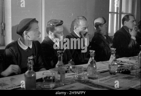 Warszawa, 1948-11-08. I Ogólnopolski Kongres Satyryków w sali YMCA (Christian Young Men's Association) przy ul. Krakowskie Przedmieœcie. uu PAP Warschau, 8. November 1948. Der Nationale Kongress der Satiriker 1st in der Halle der Christlichen Vereinigung junger Männer in der Krakowskie Przedmiescie Straße. uu PAP Stockfoto