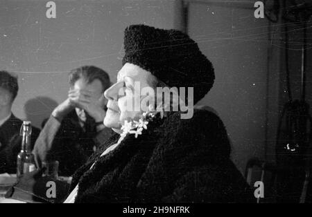 Warszawa, 1948-11-08. I Ogólnopolski Kongres Satyryków w sali YMCA (Christian Young Men's Association) przy ul. Krakowskie Przedmieœcie. NZ. Pisarka i malarka Maja Berezowska. uu PAP Warschau, 8. November 1948. Der Nationalkongress der Satiriker von 1st in der Halle der Christlichen Vereinigung junger Männer in der Krakowskie Przedmiescie Straße. Im Bild: Schriftstellerin und Malerin Maja Berezowska. uu PAP Stockfoto