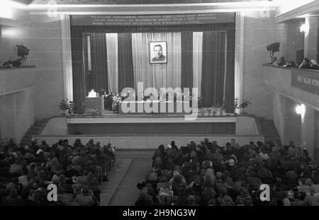 Warszawa, 1948-11-09. Ogólnokrajowa narada dzia³aczek Polskiej Partii Robotniczej, na której referat polityczny wyg³osi³ Aleksander Zawadzki cz³onek Biura Politycznego KC PPR. Obrady poprowadzi³a kierowniczka Wydzia³u Kobiecego Komitetu Centralnego PPR Edwarda Or³owska. NZ. Przemawia pisarka Wanda Wasilewska. W Prezydium Przy Stola m.in.: A. Zawadzki (2L), E. Or³owska (3L), sekretarz generalny Ligi Kobiet Izolda Kowalska (5L) oraz w drugim rzêdzie prz¹dka Bronis³awa Œwitoniak (2P). uu PAP Warschau, 9. November 1948. Das nationale Treffen der Aktivistinnen der Polnischen Arbeiterpartei (PPR). Mitglied von t Stockfoto