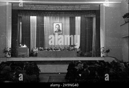 Warszawa, 1948-11-09. Ogólnokrajowa narada dzia³aczek Polskiej Partii Robotniczej, na której referat polityczny wyg³osi³ Aleksander Zawadzki cz³onek Biura Politycznego KC PPR. Obrady poprowadzi³a kierowniczka Wydzia³u Kobiecego Komitetu Centralnego PPR Edwarda Or³owska. NZ. w Prezydium Przy Stola m.in.: A. Zawadzki (2L), E. Or³owska (3L), sekretarz generalny Ligi Kobiet Izolda Kowalska (5L) oraz w drugim rzêdzie prz¹dka Bronis³awa Œwitoniak (2P). uu PAP Warschau, 9. November 1948. Das nationale Treffen der Aktivistinnen der Polnischen Arbeiterpartei (PPR). Mitglied des Politischen Büros des PPR Centr Stockfoto