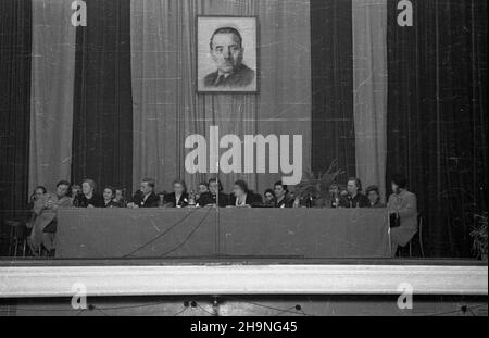 Warszawa, 1948-11-09. Ogólnokrajowa narada dzia³aczek Polskiej Partii Robotniczej, na której referat polityczny wyg³osi³ Aleksander Zawadzki cz³onek Biura Politycznego KC PPR. Obrady poprowadzi³a kierowniczka Wydzia³u Kobiecego Komitetu Centralnego PPR Edwarda Or³owska. NZ. w Prezydium Przy Stola m.in.: A. Zawadzki (2L), E. Or³owska (3L), sekretarz generalny Ligi Kobiet Izolda Kowalska (5L) oraz w drugim rzêdzie prz¹dka Bronis³awa Œwitoniak (2P). uu PAP Warschau, 9. November 1948. Das nationale Treffen der Aktivistinnen der Polnischen Arbeiterpartei (PPR). Mitglied des Politischen Büros des PPR Centr Stockfoto