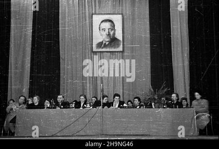 Warszawa, 1948-11-09. Ogólnokrajowa narada dzia³aczek Polskiej Partii Robotniczej, na której referat polityczny wyg³osi³ Aleksander Zawadzki cz³onek Biura Politycznego KC PPR. Obrady poprowadzi³a kierowniczka Wydzia³u Kobiecego Komitetu Centralnego PPR Edwarda Or³owska. NZ. w Prezydium Przy Stola m.in.: A. Zawadzki (2L), E. Or³owska (3L), sekretarz generalny Ligi Kobiet Izolda Kowalska (5L) oraz w drugim rzêdzie prz¹dka Bronis³awa Œwitoniak (2P). uu PAP Warschau, 9. November 1948. Das nationale Treffen der Aktivistinnen der Polnischen Arbeiterpartei (PPR). Mitglied des Politischen Büros des PPR Centr Stockfoto