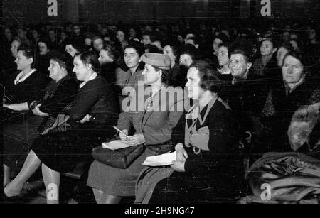 Warszawa, 1948-11-09. Ogólnokrajowa narada dzia³aczek Polskiej Partii Robotniczej, na której referat polityczny wyg³osi³ Aleksander Zawadzki cz³onek Biura Politycznego KC PPR. Obrady poprowadzi³a kierowniczka Wydzia³u Kobiecego Komitetu Centralnego PPR Edwarda Or³owska. uu PAP Warschau, 9. November 1948. Das nationale Treffen der Aktivistinnen der Polnischen Arbeiterpartei (PPR). Aleksander Zawadzki, Mitglied des Politbüros des Zentralkomitees der PPR, hielt während der Debatten eine politische Rede, angeführt vom Leiter der Frauenabteilung des Zentralkomitees der PPR, Edwarda Orlowska. uu PAP Stockfoto