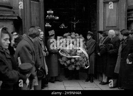 Warszawa, 1948-11-23. 20 listopada 1948 r. zmar³ w Warszawie attache morski i lotniczy ambasady Republiki Francuskiej, genera³ Georges Teyssier. NZ. nabo¿eñstwo ¿a³obne w koœciele sióstr Wizytek przy ulicy Krakowskie Przedmieœcie. Wyprowadzenie zw³ok z koœcio³a. bk PAP Warschau, 23. November 1948. Am 20. November 1948 starb General George Teyssier, der französische Marine- und Luftwaffenattache in Warschau. Im Bild: Der Gedenkgottesdienst in der Visitation Nonnen Kirche auf Krakowskie Przedmiescie. Der Sarg wird aus der Kirche genommen. bk PAP Stockfoto