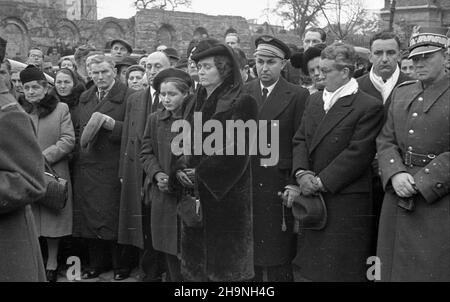 Warszawa, 1948-11-23. 20 listopada 1948 r. zmar³ w Warszawie attache morski i lotniczy ambasady Republiki Francuskiej, genera³ Georges Teyssier. Nabo¿eñstwo ¿a³obne odby³o siê w koœciele sióstr Wizytek przy ulicy Krakowskie Przedmieœcie. NZ. Rodzina zmar³ego i reprezentacja w³adz polskich i ambasady francuskiej, m.in. gen. Józef Kuropieska (1P), ambasador Iranu Fazolah Nabil (4L ³ysy), ambasador Francji Jean Baelen. bk PAP Warschau, 23. November 1948. Am 20. November 1948 starb General George Teyssier, der französische Marine- und Luftwaffenattache in Warschau. Der Gedenkgottesdienst bei Visitation Stockfoto