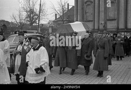 Warszawa, 1948-11-23. 20 listopada 1948 r. zmar³ w Warszawie attache morski i lotniczy ambasady Republiki Francuskiej, genera³ Georges Teyssier. NZ. nabo¿eñstwo ¿a³obne w koœciele sióstr Wizytek przy ulicy Krakowskie Przedmieœcie. Wyprowadzenie zw³ok z koœcio³a. bk PAP Warschau, 23. November 1948. Am 20. November 1948 starb General George Teyssier, der französische Marine- und Luftwaffenattache in Warschau. Im Bild: Der Gedenkgottesdienst in der Visitation Nonnen Kirche auf Krakowskie Przedmiescie. Der Sarg wird aus der Kirche genommen. bk PAP Stockfoto