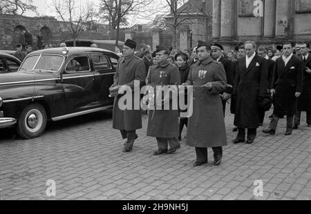 Warszawa, 1948-11-23. 20 listopada 1948 r. zmar³ w Warszawie attache morski i lotniczy ambasady Republiki Francuskiej, genera³ Georges Teyssier. NZ. nabo¿eñstwo ¿a³obne w koœciele sióstr Wizytek przy ulicy Krakowskie Przedmieœcie. Wyprowadzenie zw³ok z koœcio³a. W kondukcie oficerowie francuscy nios¹ szablê i odznaczenia zmar³ego. bk PAP Warschau, 23. November 1948. Am 20. November 1948 starb General George Teyssier, der französische Marine- und Luftwaffenattache in Warschau. Im Bild: Der Gedenkgottesdienst in der Visitation Nonnen Kirche auf Krakowskie Przedmiescie. Der Sarg wird aus dem chur genommen Stockfoto