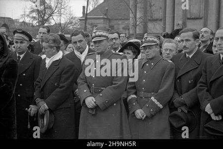 Warszawa, 1948-11-23. 20 listopada 1948 r. zmar³ w Warszawie attache morski i lotniczy ambasady Republiki Francuskiej, genera³ Georges Teyssier. Nabo¿eñstwo ¿a³obne odby³o siê w koœciele sióstr Wizytek przy ulicy Krakowskie Przedmieœcie. NZ. Reprezentacja w³adz polskich, m.in. (w pierwszym rzêdzie): dyrektor protoko³u dyplomatycznego Adam Gubrynowicz (1P), genera³ Wac³aw Komar (3P), genera³ Józef Kuropieska (4P), naczelnik wydzia³u Ministerstwa Spraw Zagranicznych Adam Meller (za Komarem z prawej, w okularach), Major £apkowski, pu³kownik £êtowski, dyreku msz Pampartski Stockfoto