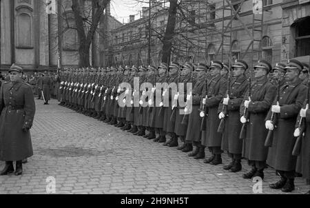 Warszawa, 1948-11-23. 20 listopada 1948 r. zmar³ w Warszawie attache morski i lotniczy ambasady Republiki Francuskiej, genera³ Georges Teyssier. Nabo¿eñstwo ¿a³obne odby³o siê w koœciele sióstr Wizytek przy ulicy Krakowskie Przedmieœcie. Nz. Kompania Reprezentacyjna Wojska Polskiego towarzyszy wyprowadzeniu zw³ok z koœcio³a. bk PAP Warschau, 23. November 1948. Am 20. November 1948 starb General George Teyssier, der französische Marine- und Luftwaffenattache in Warschau. Die Gedenkfeier in der Visitation Nonnen Kirche auf Krakowskie Przedmiescie. Im Bild: Die polnische Armee represetnative Firma A Stockfoto