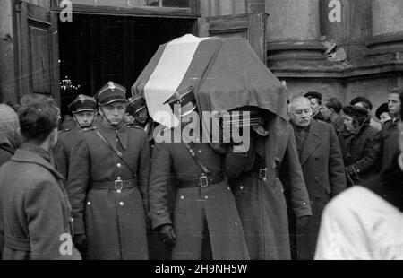 Warszawa, 1948-11-23. 20 listopada 1948 r. zmar³ w Warszawie attache morski i lotniczy ambasady Republiki Francuskiej, genera³ Georges Teyssier. NZ. nabo¿eñstwo ¿a³obne w koœciele sióstr Wizytek przy ulicy Krakowskie Przedmieœcie. Wyprowadzenie zw³ok z koœcio³a. bk PAP Warschau, 23. November 1948. Am 20. November 1948 starb General George Teyssier, der französische Marine- und Luftwaffenattache in Warschau. Im Bild: Der Gedenkgottesdienst in der Visitation Nonnen Kirche auf Krakowskie Przedmiescie. Der Sarg wird aus der Kirche genommen. bk PAP Stockfoto