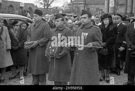 Warszawa, 1948-11-23. 20 listopada 1948 r. zmar³ w Warszawie attache morski i lotniczy ambasady Republiki Francuskiej, genera³ Georges Teyssier. NZ. nabo¿eñstwo ¿a³obne w koœciele sióstr Wizytek przy ulicy Krakowskie Przedmieœcie. Wyprowadzenie zw³ok z koœcio³a. W kondukcie oficerowie francuscy nios¹ szablê i odznaczenia zmar³ego. Z nimi wdowa po generale. bk PAP Warschau, 23. November 1948. Am 20. November 1948 starb General George Teyssier, der französische Marine- und Luftwaffenattache in Warschau. Im Bild: Der Gedenkgottesdienst in der Visitation Nonnen Kirche auf Krakowskie Przedmiescie. Der Sarg Stockfoto