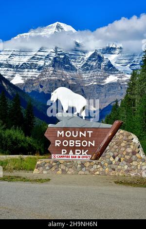 Ein vertikales Landschaftsbild von Mount Robson im Mount Robson Provincial Park in British Columbia, Kanada Stockfoto