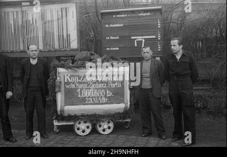 Zabrze, 1948-11-29. O godzinie 8,40 odœwiêtnie udekorowany wózek wywióz³ z kopalni Zabrze-Wschód ostatnie kilogramy wêgla, potrzebne do wykonania rocznego planu wydobycia kopalni. Wydobycie 1 660 680 Ton wêgla w terminie o miesi¹c wczeœniej ni¿ koniec roku, stanowi³o Symbol uczczenia Kongresu Zjednoczeniowego partii robotniczych: Polskiej Partii Robotniczej i Polskiej Partii Socjalistycznej. NZ. Pracownicy administracji kopalni przy ostatnim wózku wêgla. uu PAP Zabrze, 29. November 1948. Ein dekorierter Wagen, der die letzten Kilogramm Kohle herausnahm, die für die Ausführung des jährlichen Produktionsplans vom erforderlich waren Stockfoto