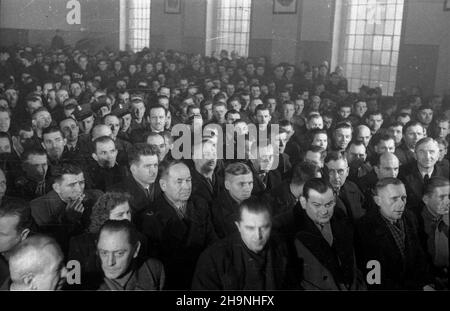 Zabrze, 1948-11-29. O godzinie 8,40 odœwiêtnie udekorowany wózek wywióz³ z kopalni Zabrze-Wschód ostatnie kilogramy wêgla, potrzebne do wykonania rocznego planu wydobycia kopalni. Wydobycie 1 660 680 Ton wêgla w terminie o miesi¹c wczeœniej ni¿ koniec roku, stanowi³o Symbol uczczenia Kongresu Zjednoczeniowego partii robotniczych: Polskiej Partii Robotniczej i Polskiej Partii Socjalistycznej. NZ. akademia z okazji wykonania planu rocznego. uu PAP Zabrze, 29. November 1948. Ein dekorierter Wagen, der die letzten Kilogramm Kohle herausnahm, benötigte, um den jährlichen Produktionsplan der Zabrze-Wschod m auszuführen Stockfoto