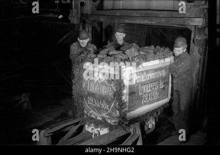 Zabrze, 1948-11-29. O godzinie 8,40 odœwiêtnie udekorowany wózek wywióz³ z kopalni Zabrze-Wschód ostatnie kilogramy wêgla, potrzebne do wykonania rocznego planu wydobycia kopalni. Wydobycie 1 660 680 Ton wêgla w terminie o miesi¹c wczeœniej ni¿ koniec roku, stanowi³o Symbol uczczenia Kongresu Zjednoczeniowego partii robotniczych: Polskiej Partii Robotniczej i Polskiej Partii Socjalistycznej. uu PAP Zabrze, 29. November 1948. Ein dekorierter Wagen, der die letzten Kilogramm Kohle herausnahm, benötigte um den jährlichen Produktionsplan der Zabrze-Wschod-Mine um 08:40 Uhr auszuführen. Die 1.660.680 Tonnen Leistung pro Monat Stockfoto