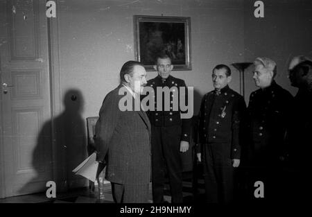 Warszawa, 1948-11-30. Prezydent RP Boles³aw Bierut (1L) przyj¹³ w Belwederze delegacjê Kopalni Zabrze-Wschód, która wrêczy³a prezydentowi mandat delegata na Kongres Zjednoczeniowy PPR i PPS oraz pami¹tkowy Album ilustruj¹cy odbudowê kopalni i zawieraj¹cy podobizny przodowników pracy w górnictwie. W sk³ad delegacji weszli: Sekretarz Komitetu Dzielnicowego PPR Zabrze Œródmieœcie J. Ratajczyk, II sekretarz Komitetu Miejskiego PPR W. Œmia³ek, wicedyrektor Kopalni Zabrze-Wschód J. Cholewa (1P) oraz przodownicy pracy: przewodnicz¹cy Komitetu PPR w-kopalowni (3L) który z³o¿y³ Stockfoto